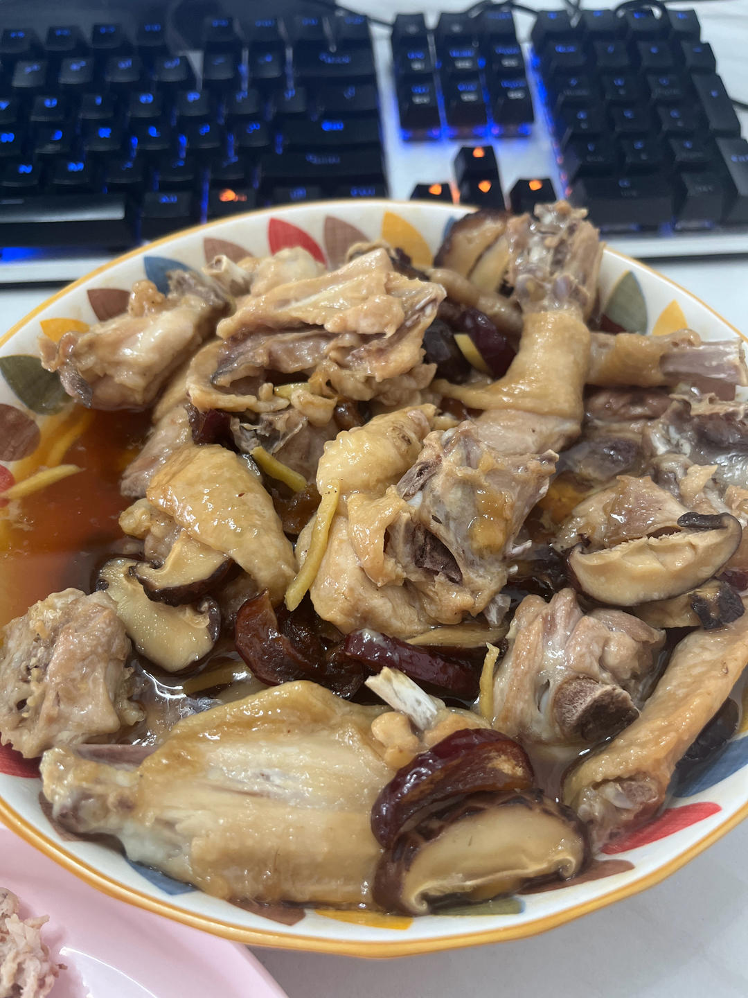 广式家常菜香菇蒸鸡，鲜嫩又方便百吃不厌