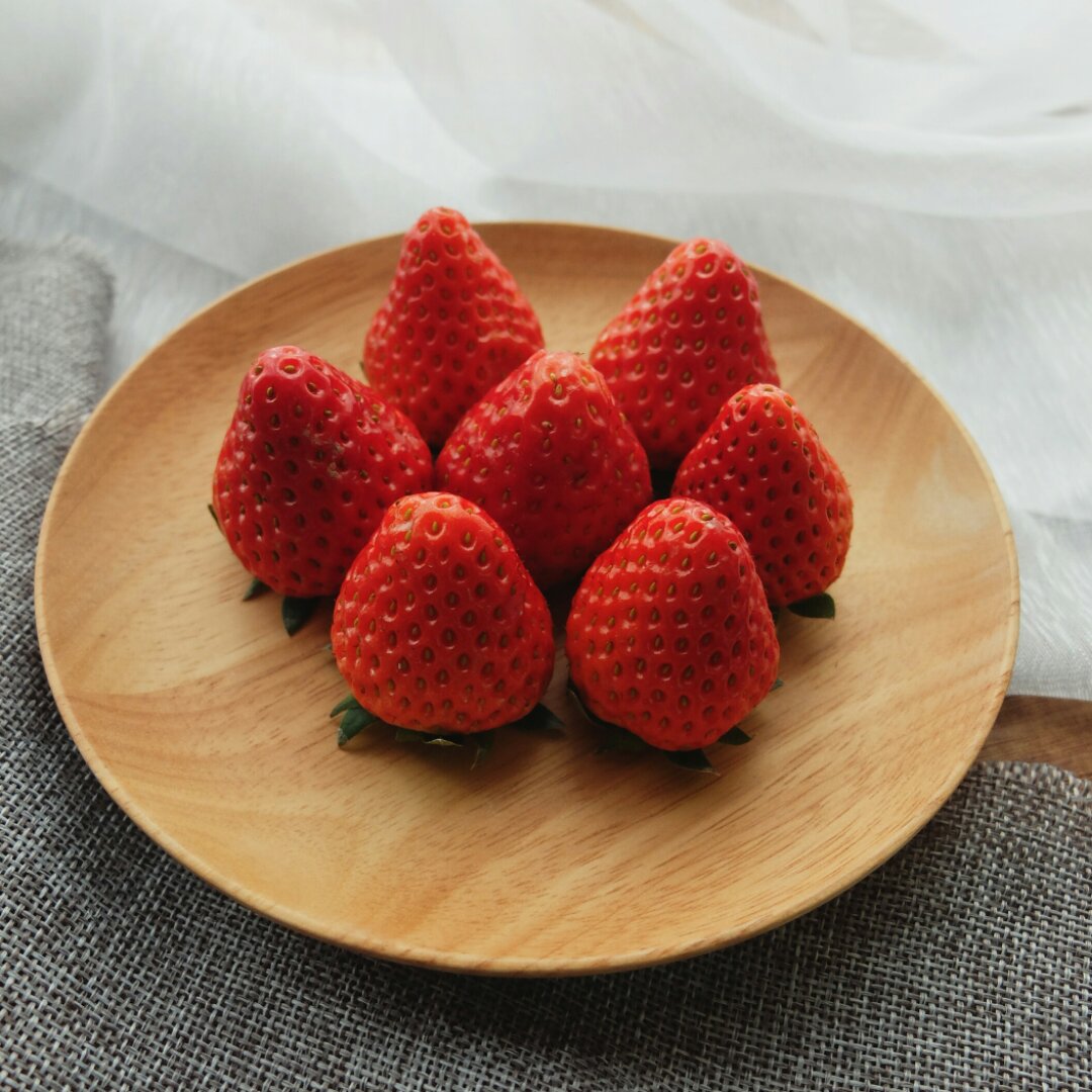 今冬第一颗草莓