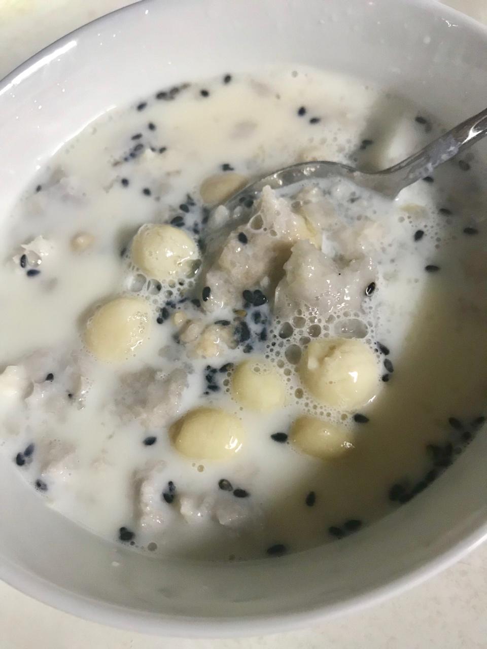 柚米樱桃做的芋头牛奶莲子西米露