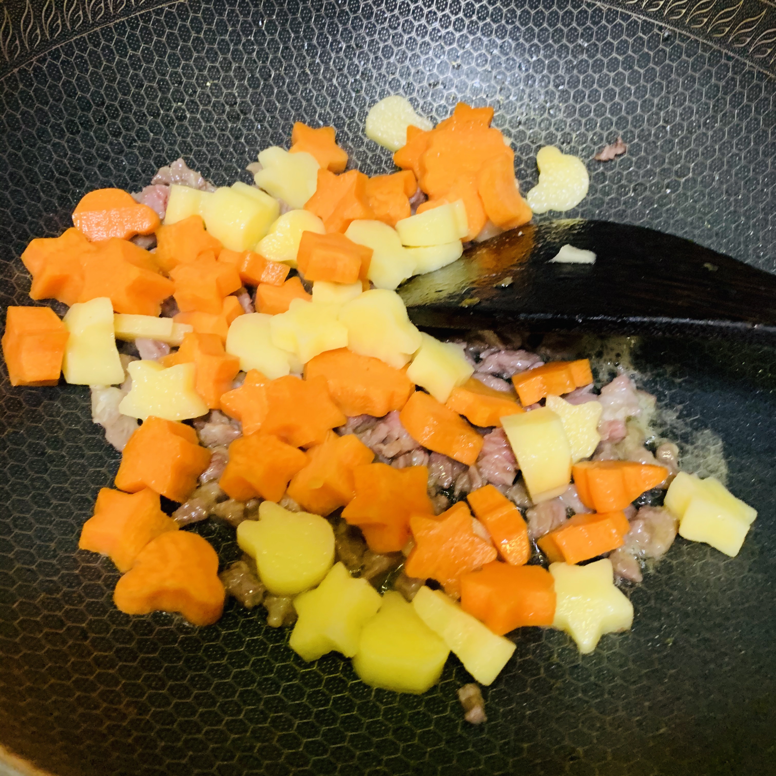 咖喱牛肉炒土豆萝卜的做法 步骤7