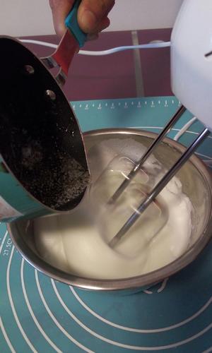 意式蛋白奶油霜的做法 步骤3