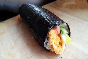 咸蛋黄玉米肉松火腿寿司的做法 步骤4