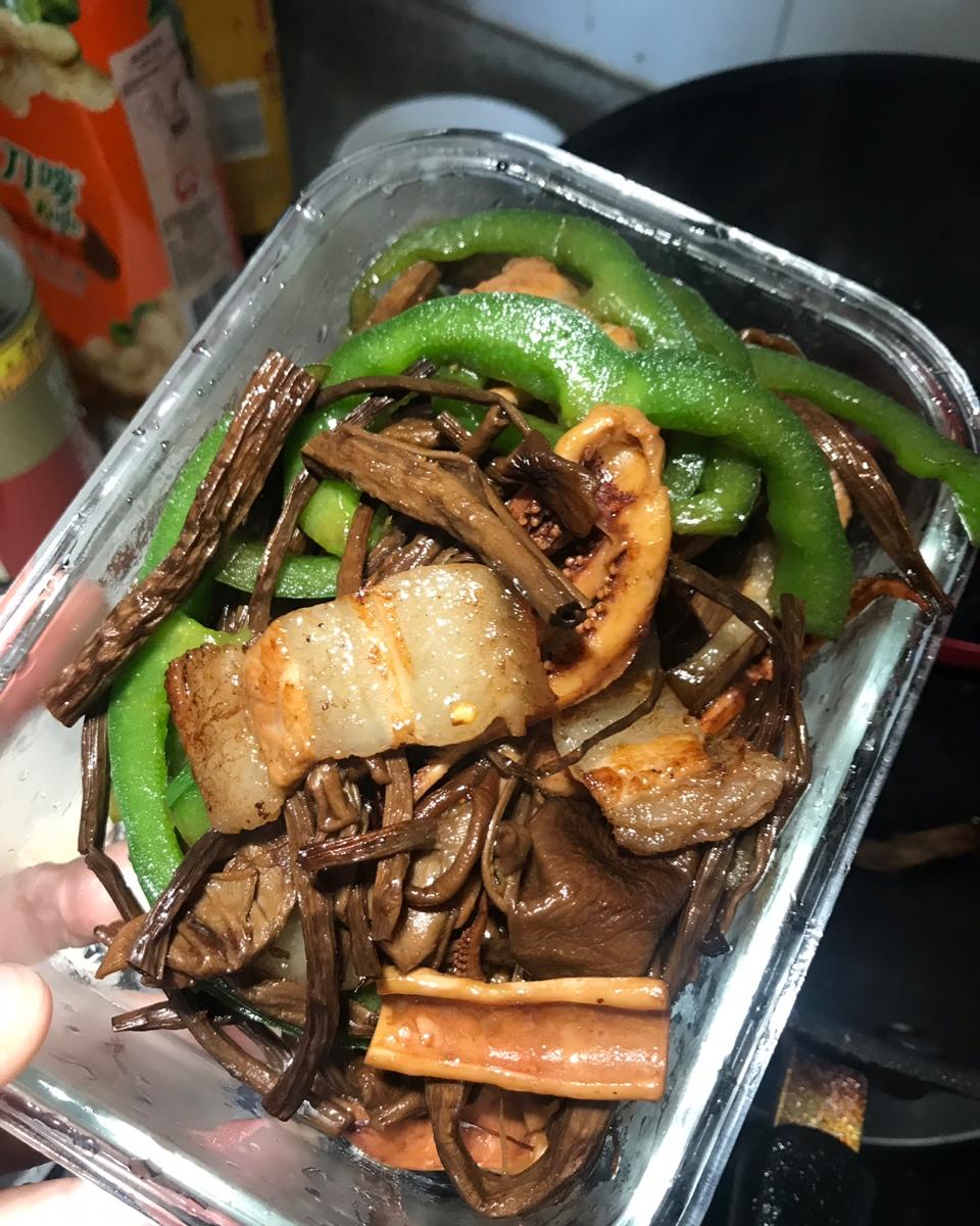 五花肉干锅茶树菇