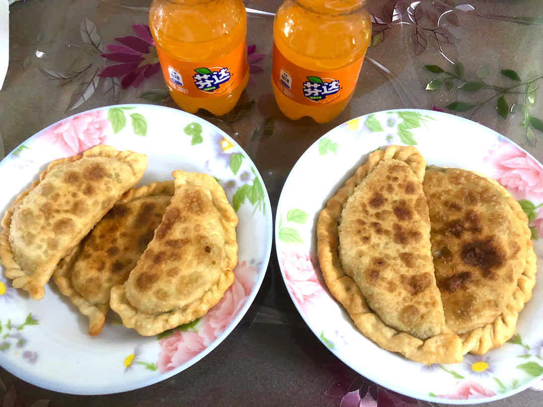 鲜香韭菜盒子（附超详细捏花边视频）