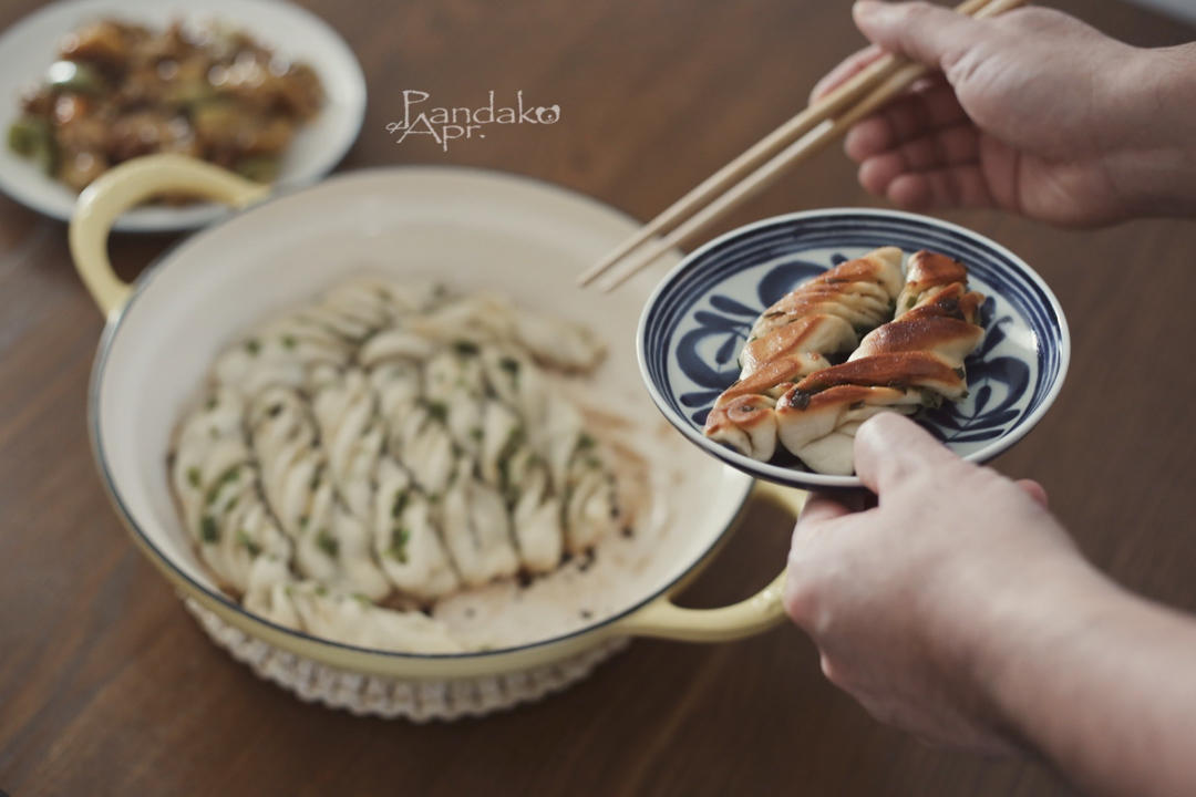 香葱虾皮贴卷子「北鼎珐琅锅食谱」