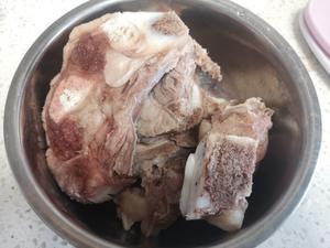 补钙牛骨海带汤的做法 步骤2
