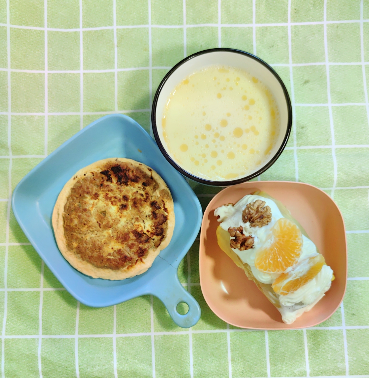 今日早餐：薯泥毛巾卷，肉沫豆腐鸡蛋堡，鸡蛋茶