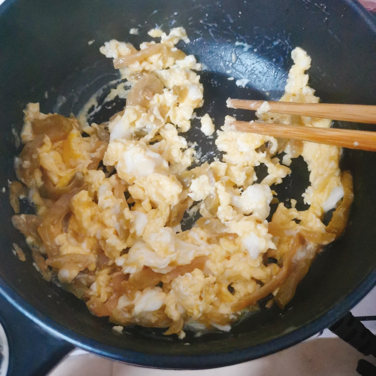 新手小白都能学会的榨菜鸡蛋面的做法 步骤4