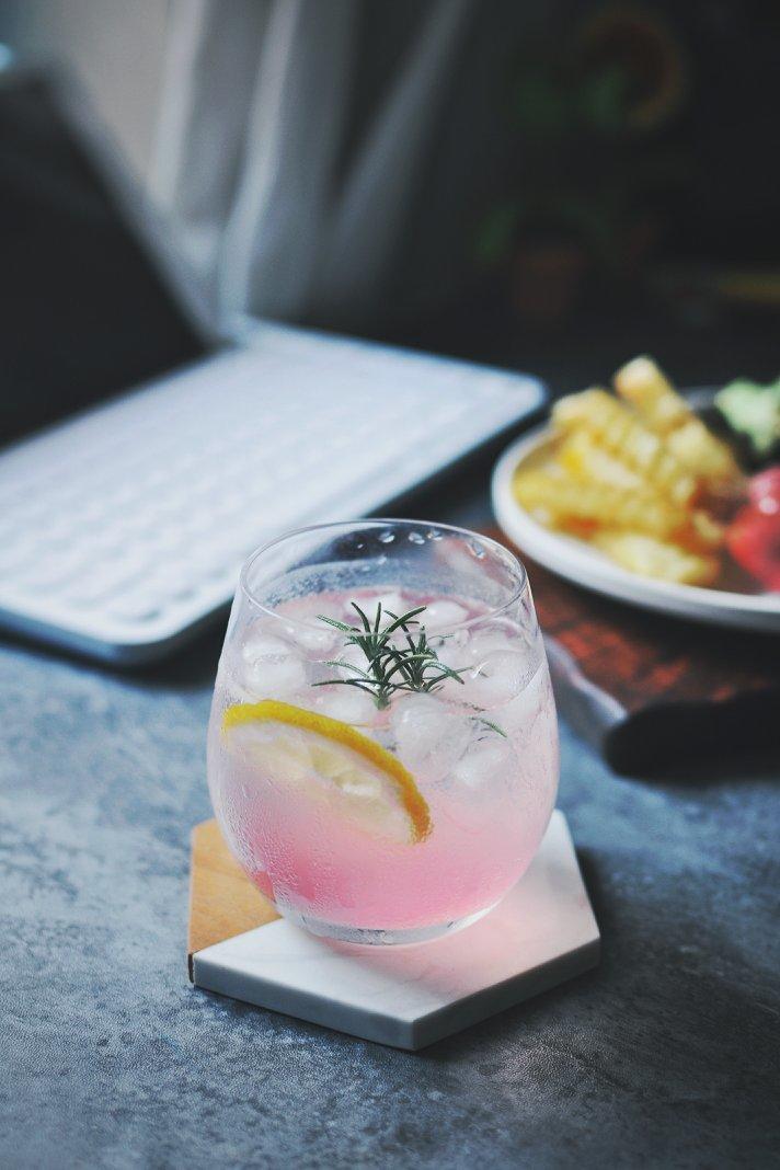 高岭之花蜜桃气泡水