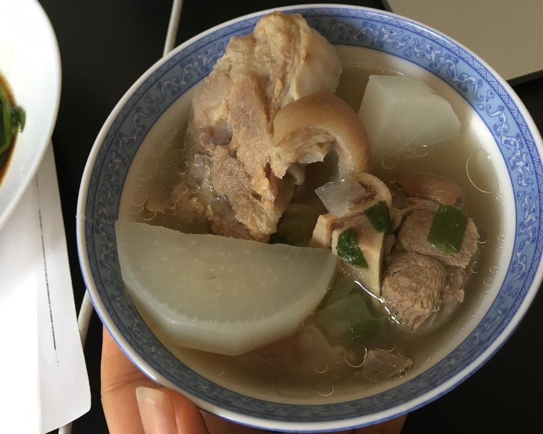 白萝卜猪蹄汤