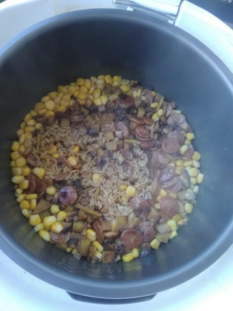 香菇土豆腊肠焖饭