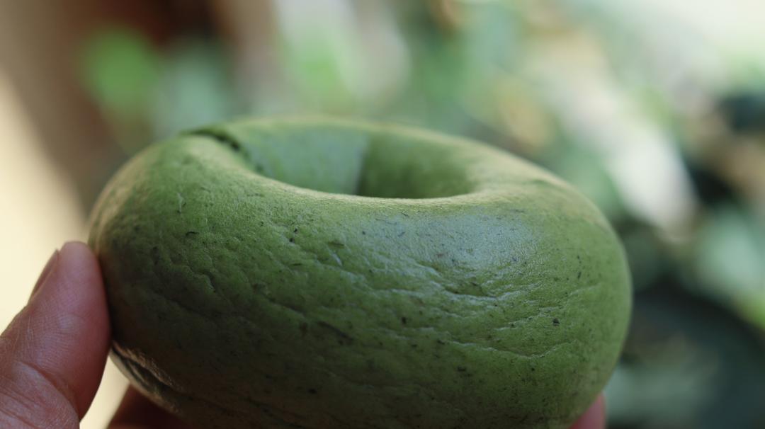 这一口真的香迷糊啦｜艾草黑芝麻贝果