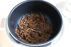 APIXINTL电压力锅：茶树菇腊味饭的做法 步骤3