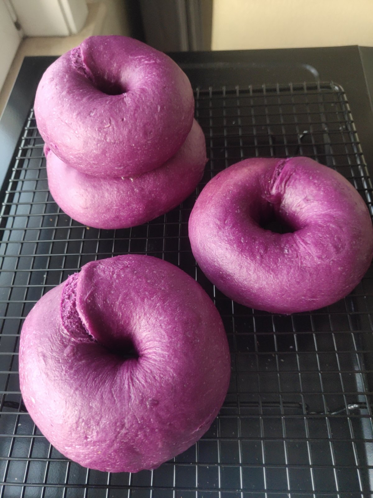 两种不同做法的紫薯贝果