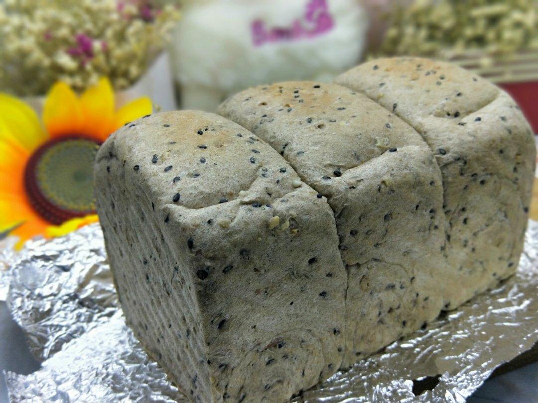 全麦黑芝麻核桃吐司