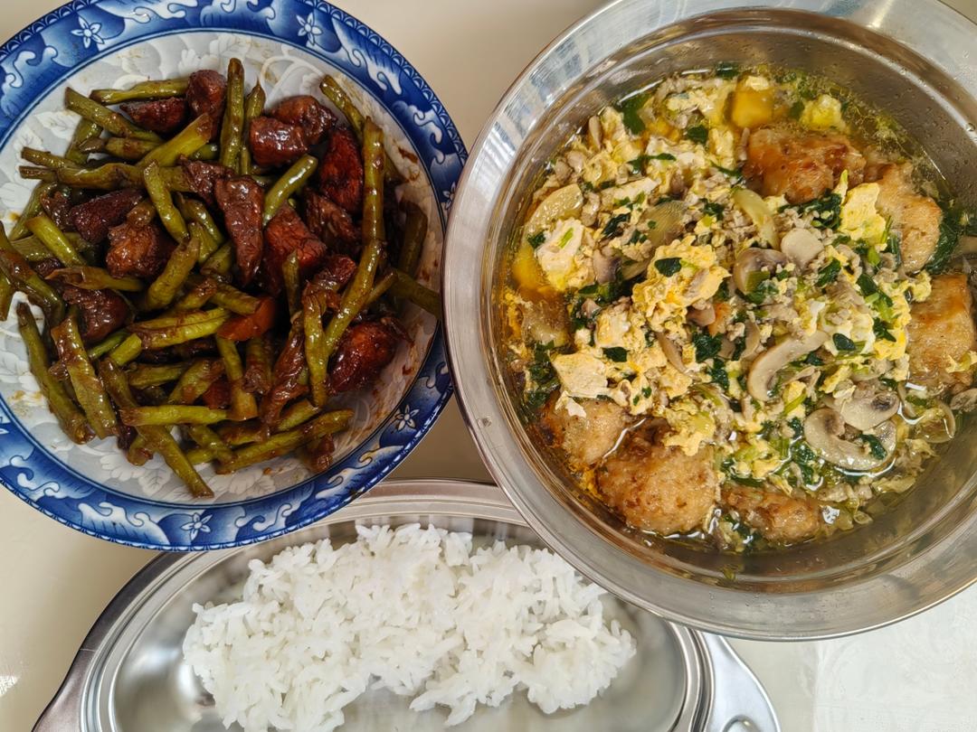 白蘑菇肉丝青菜鸡蛋丸子汤