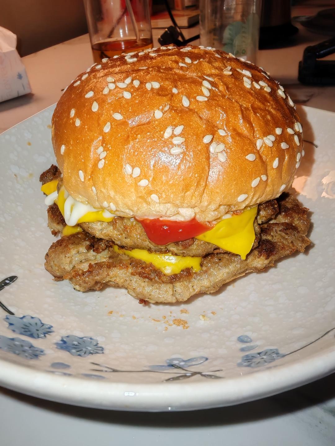 牛肉汉堡 煎出香嫩多汁的牛肉饼