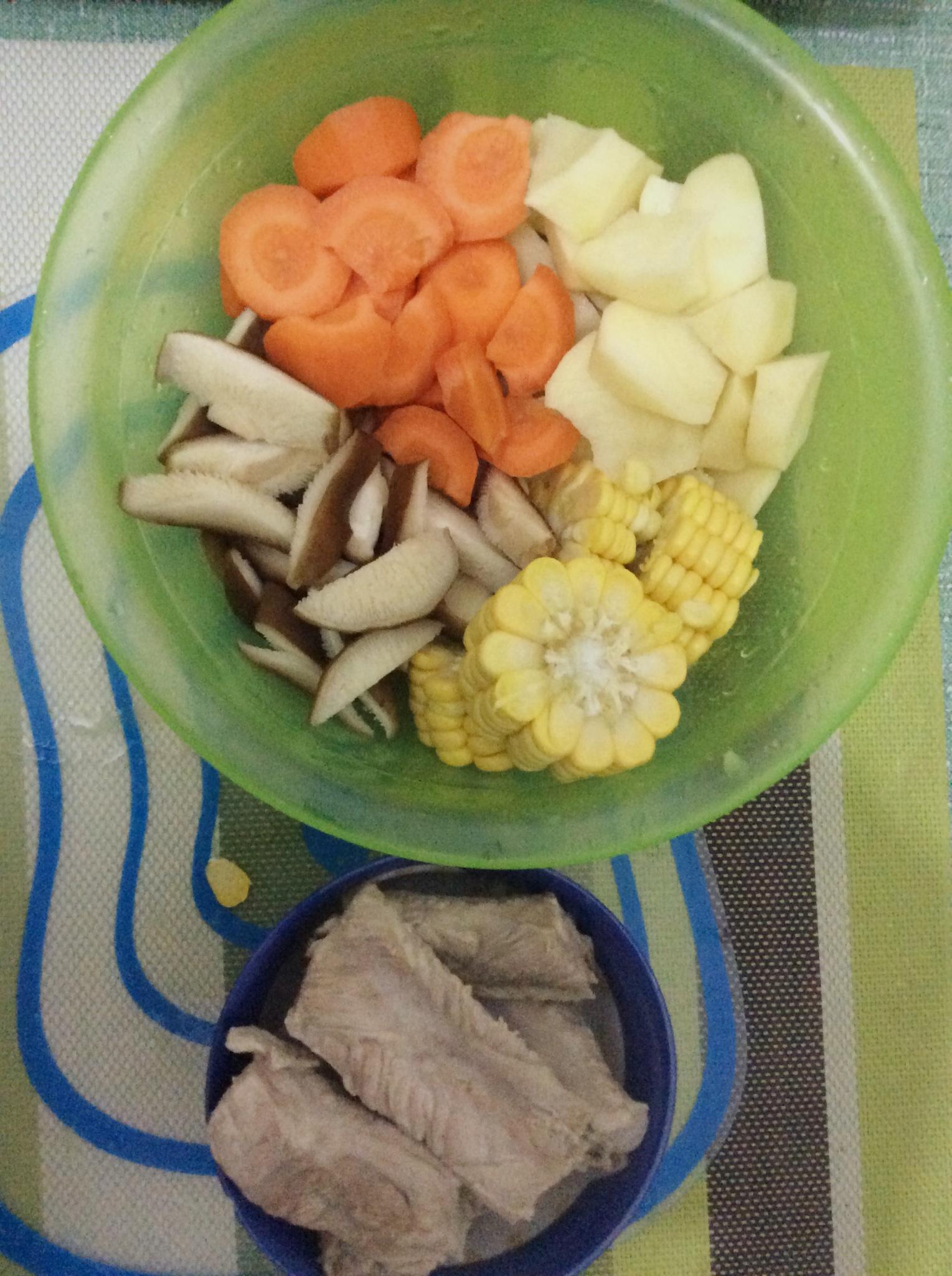 婴儿辅食：蔬菜排骨高汤的做法 步骤2