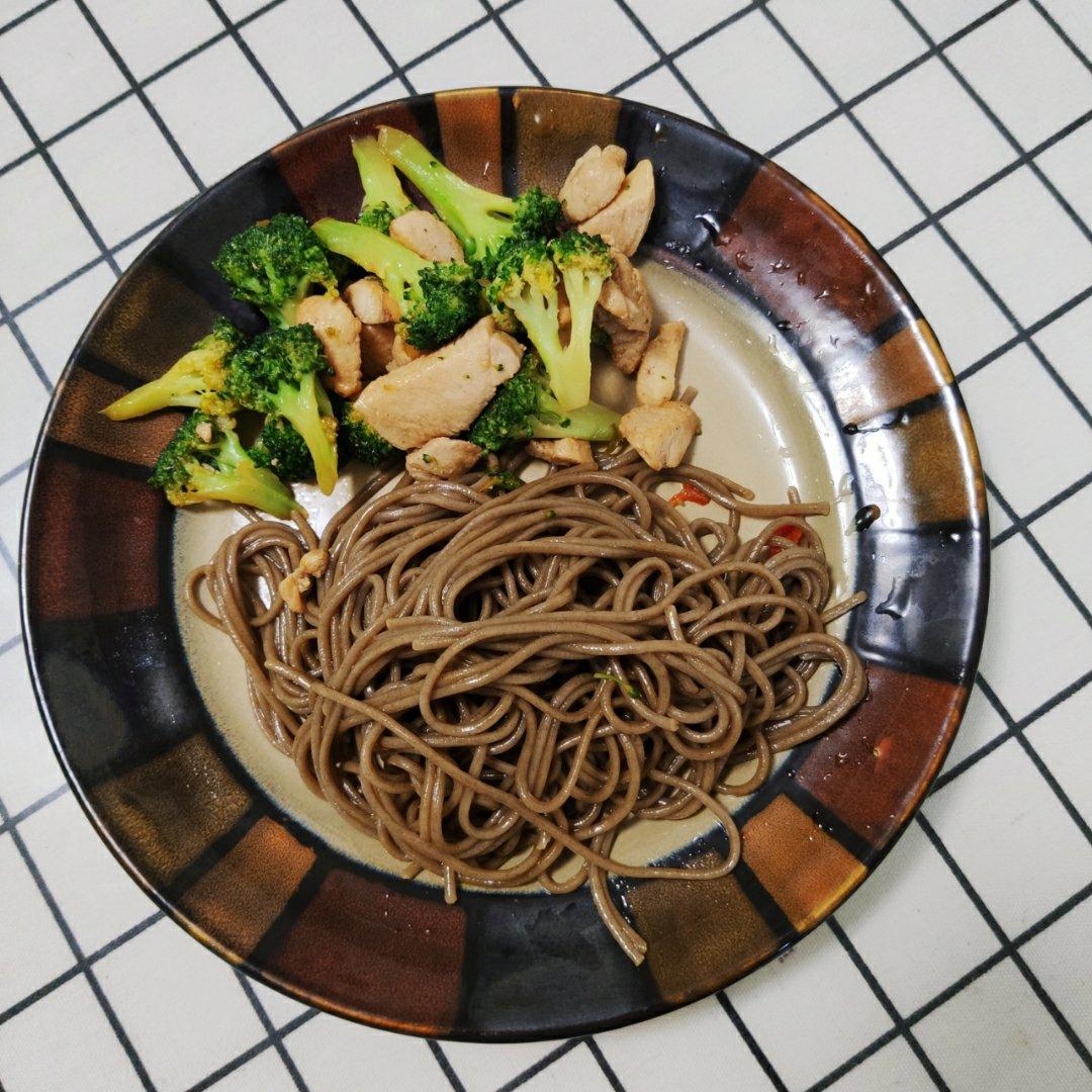减脂增肌食谱——美味西兰花炒鸡胸肉