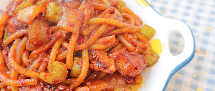 朋友，一起嗦粉吗？这碗香辣过瘾有嚼劲的「新疆炒米粉」好吃到上头！的做法