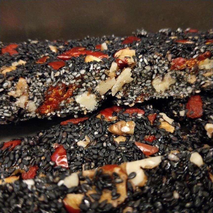 微笑幸运儿做的枸杞核桃花生黑芝麻片