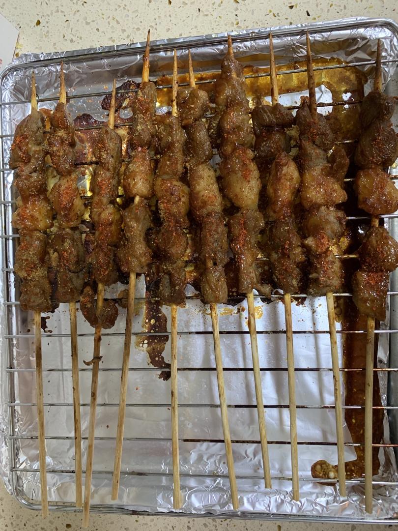 烤肉摊的秘制烤羊肉串~