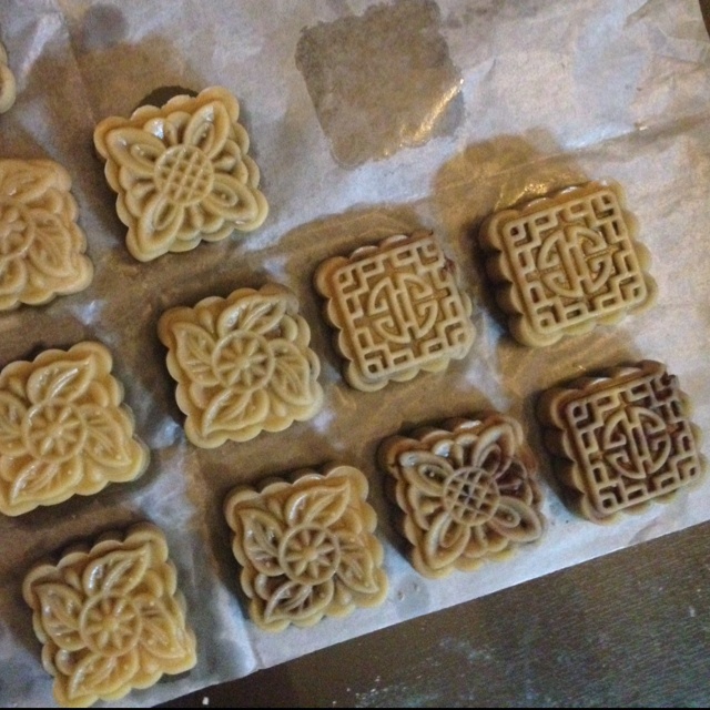 广式蛋黄莲蓉月饼