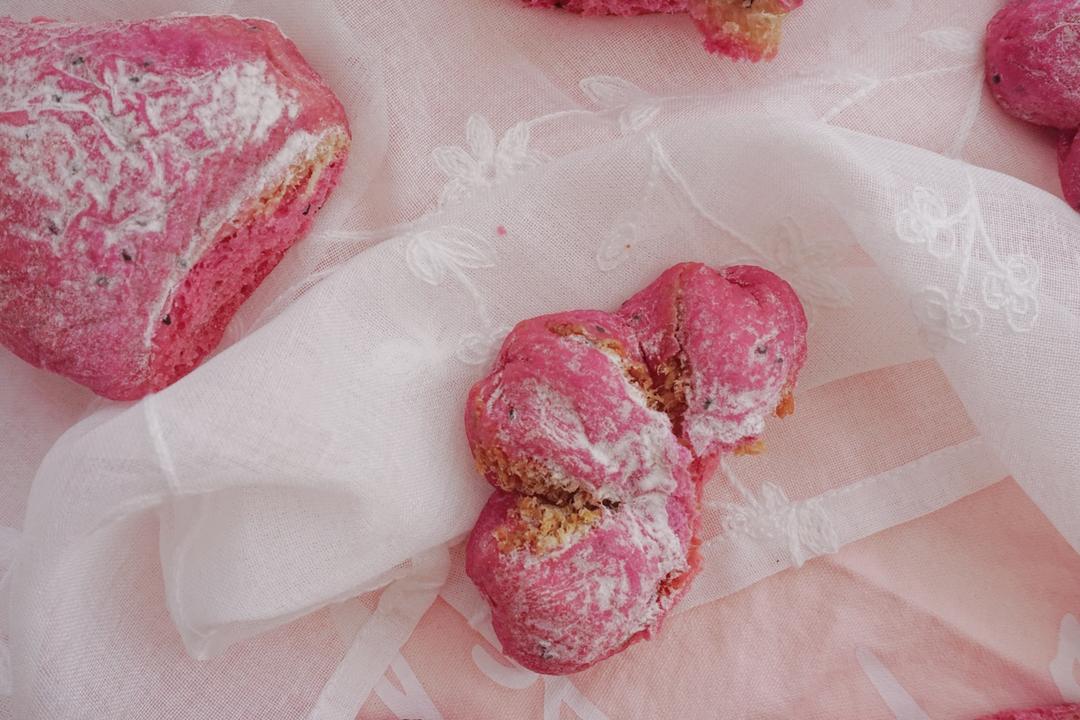 💕少女心biu biu biu 💕 肉松馅的火龙果面包