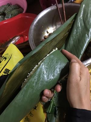 粽子的包法/广西的大粽子的做法 步骤4