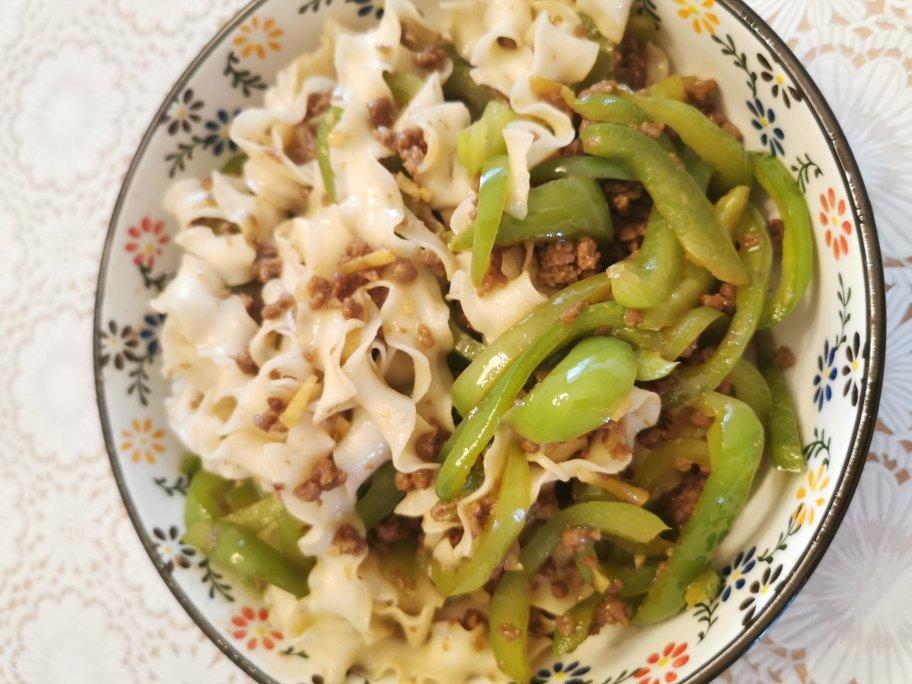 经典的家常菜，青椒炒肉丝，简单的食材也能做出如此美味