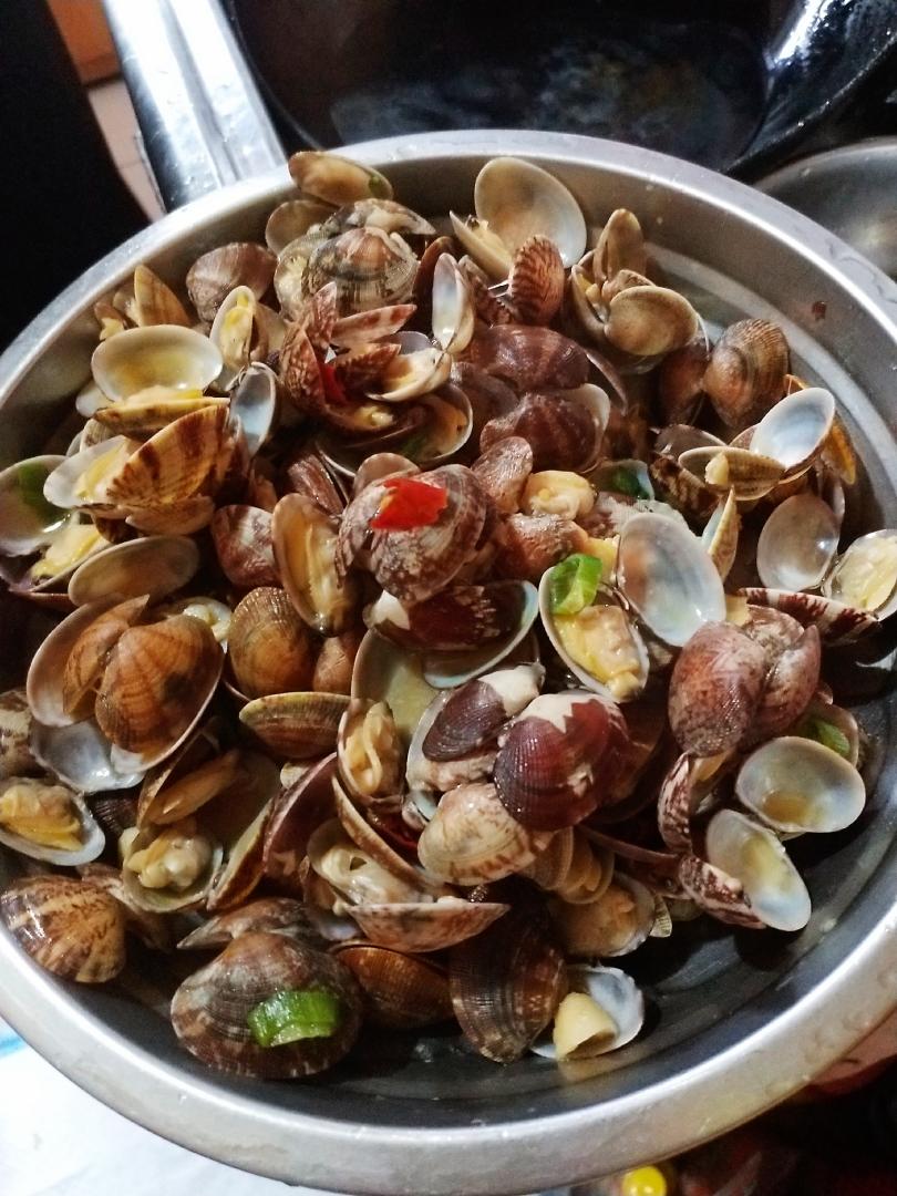 〈辣炒手扒蚬子〉，我们大连人很喜欢的，欣小厨 😉的做法