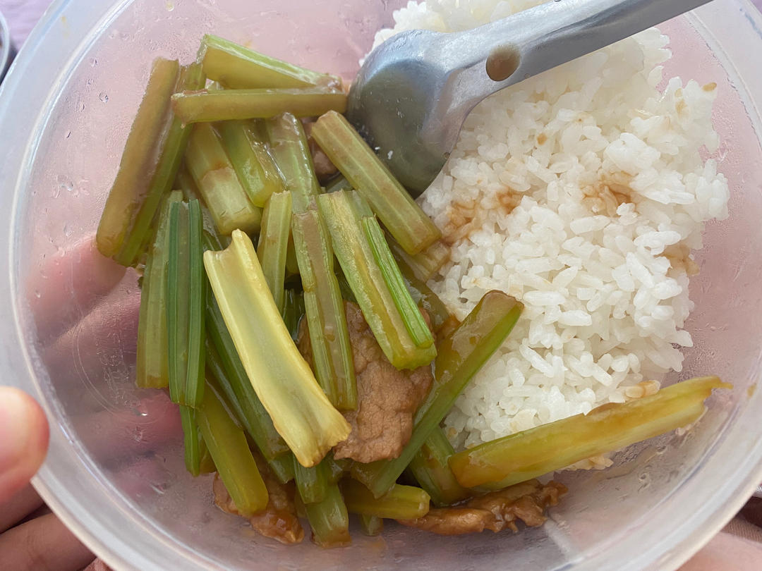 有点费米饭的芹菜炒肉