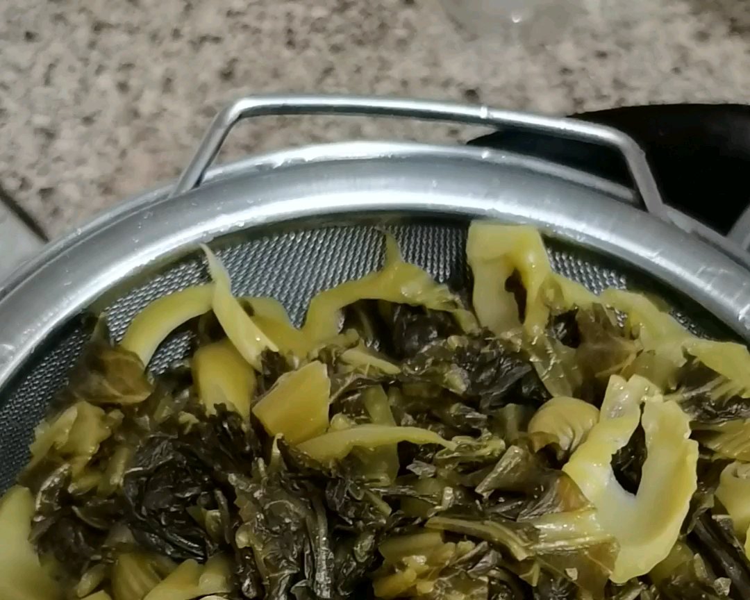 酸菜焗黄花鱼煲的做法 步骤2