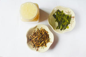 蜂蜜食疗：治疗流行性感冒，钩藤蜂蜜茶的做法 步骤1