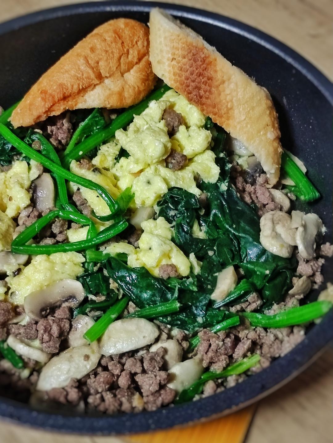 快手菜 口蘑培根鸡蛋炒菠菜