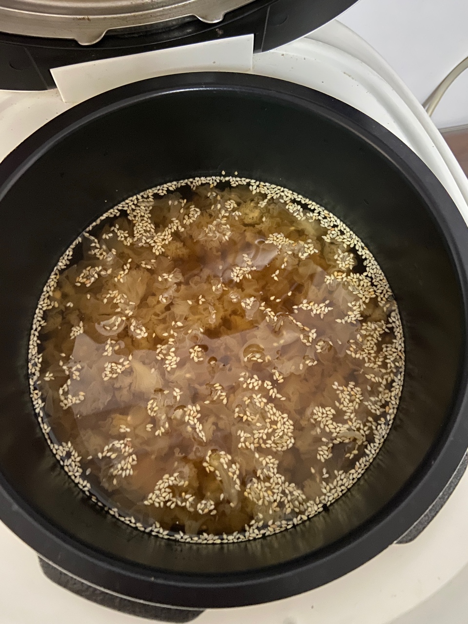 雪莲子银耳百合薏米甜汤的做法