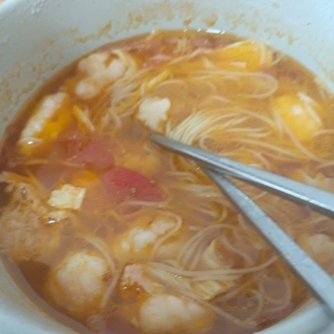 减脂餐｜番茄虾滑粉丝汤，汤鲜味美～