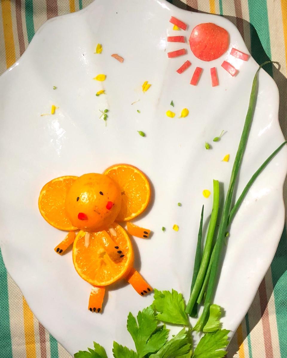 趴在窗户上唱歌做的趣味水果拼盘—大象