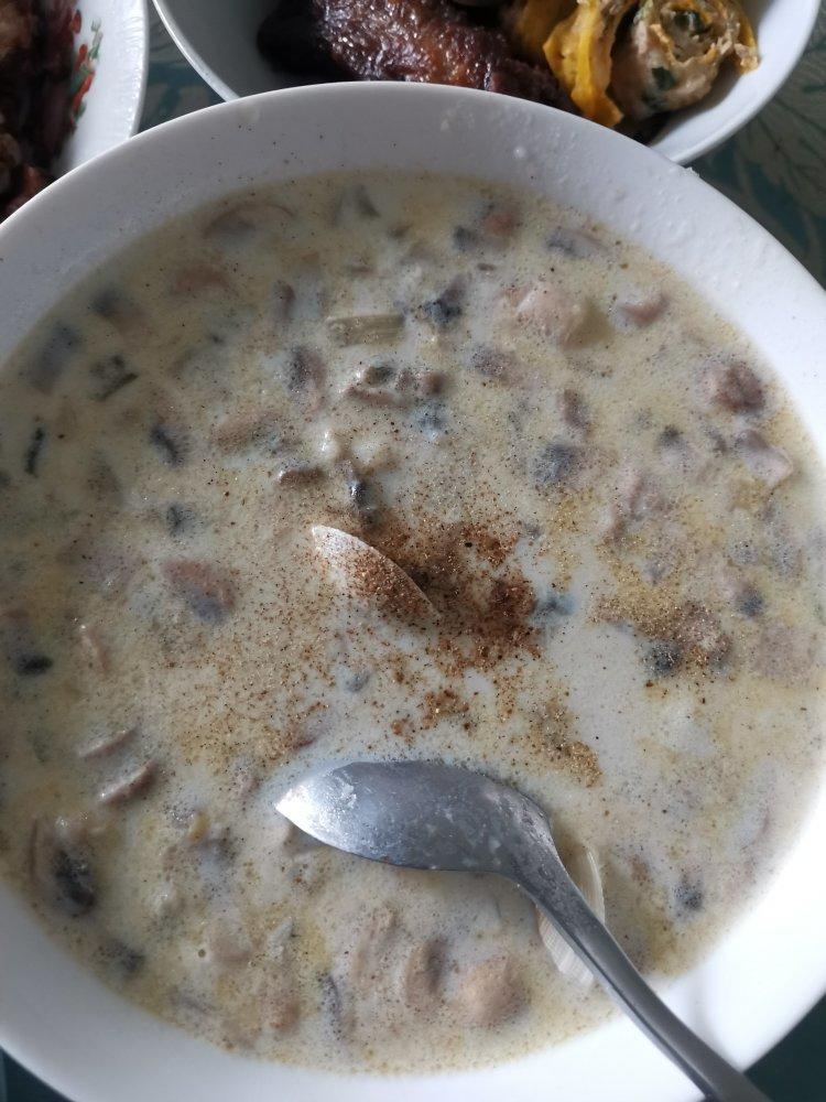 假装在西餐厅的奶油蘑菇汤