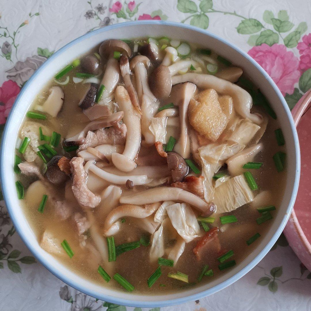 超级鲜既好做的海鲜菇肉圆汤