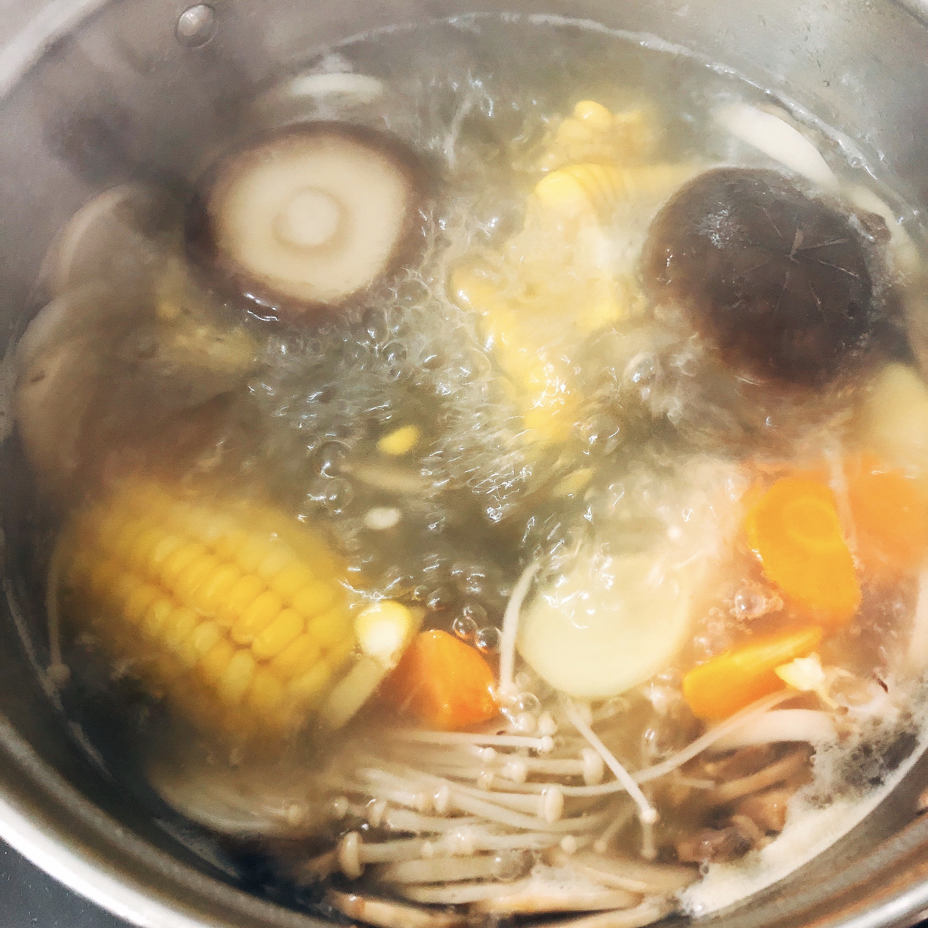 玉米山药菌汤的做法 步骤2