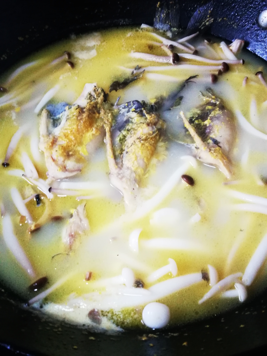 简单易学的奶白昂刺鱼菌菇汤的做法