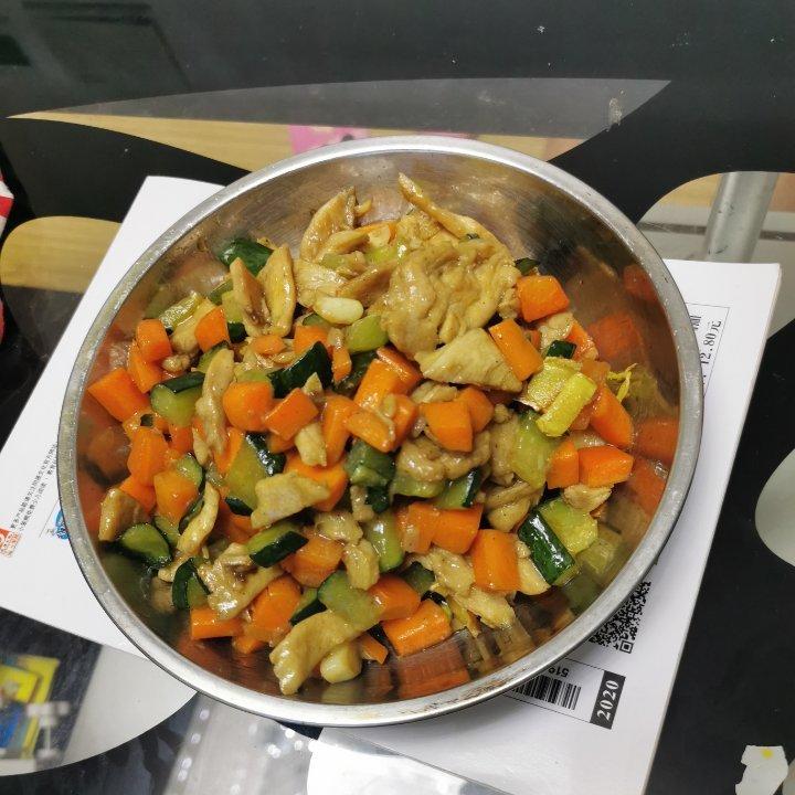胡萝卜黄瓜鸡胸肉