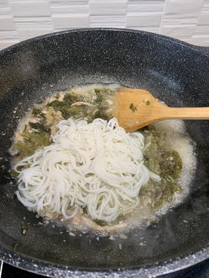 重庆酸菜肉丝米线（干米线不用泡发版）的做法 步骤10