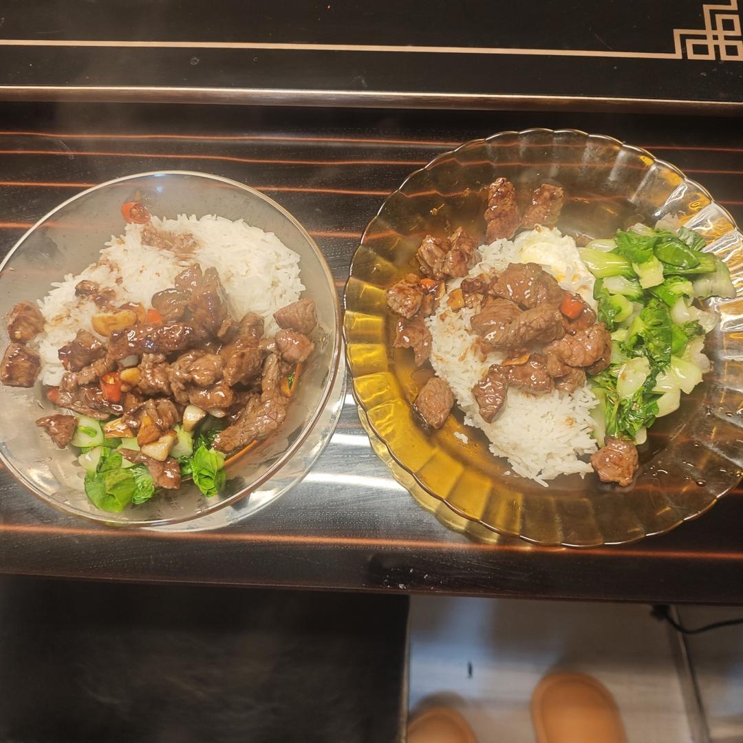 生菜牛肉拌饭，上班族必吃快手晚餐！300大卡