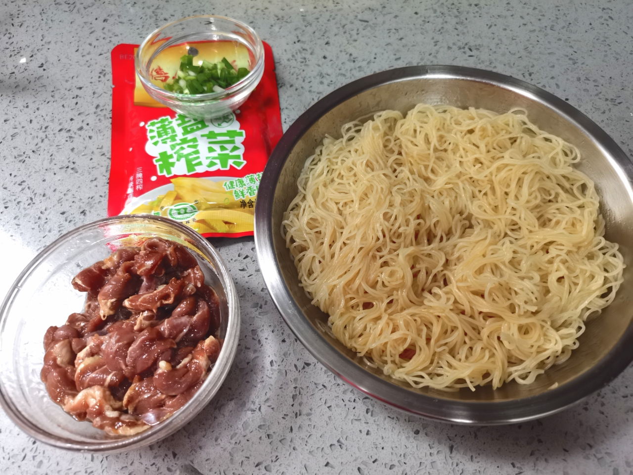 广东特色主食～瘦肉蒸米粉的做法 步骤1