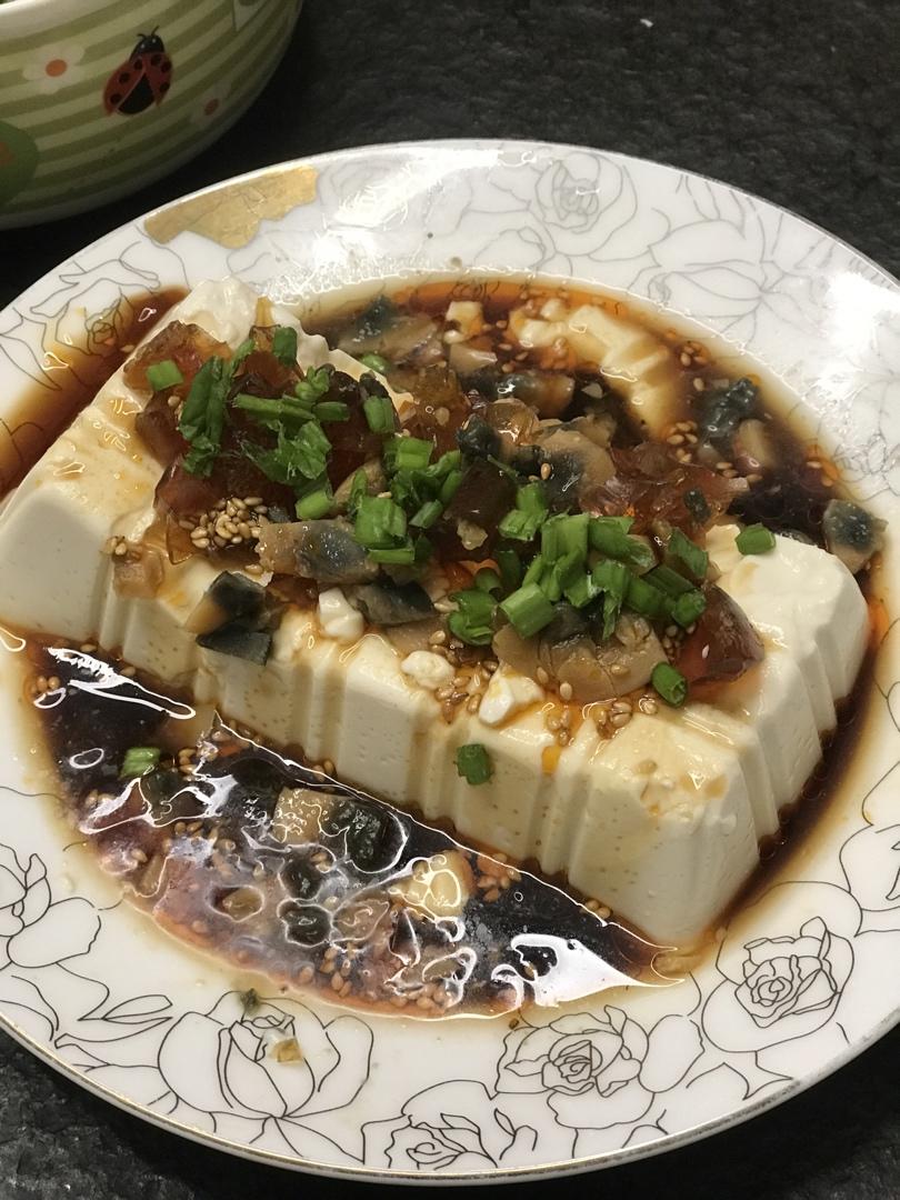 凉拌皮蛋嫩豆腐（红油香葱版）
