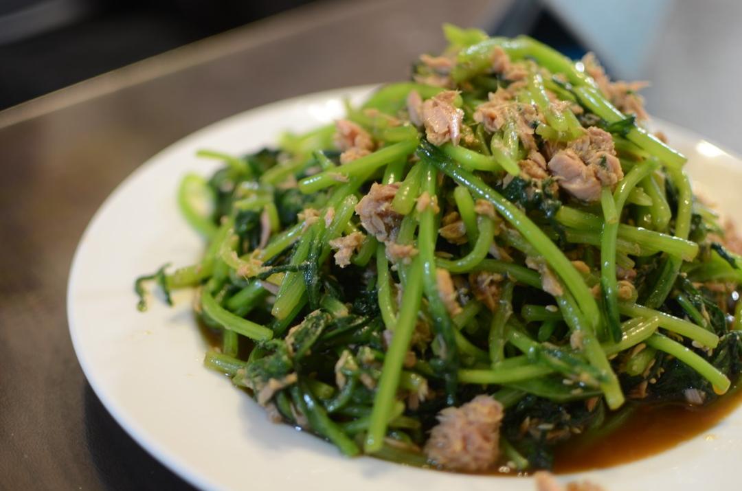 金枪鱼拌茼蒿