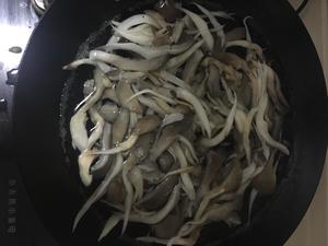 肉炒鲜蘑的做法 步骤1