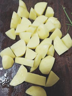 蒜香土豆块的做法 步骤1